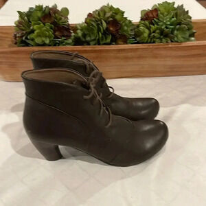 Esska women’s lace up heeled bootie brown leather size 39‎ EUC